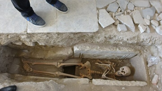 Foto - Kuşadası'nda tarihi keşif! Su kanalı diye kazdılar, içinden çıkan herkesi şok etti