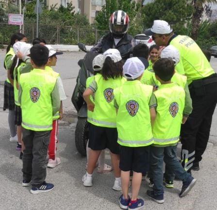 Kuşadası'nda, trafik ekipleri öğrencileri bilgilendirdi