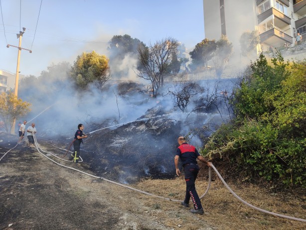 Foto - Kuşadası'ndaki ağaçlık ve çalılık alanda yürekleri ağza getiren yangın!