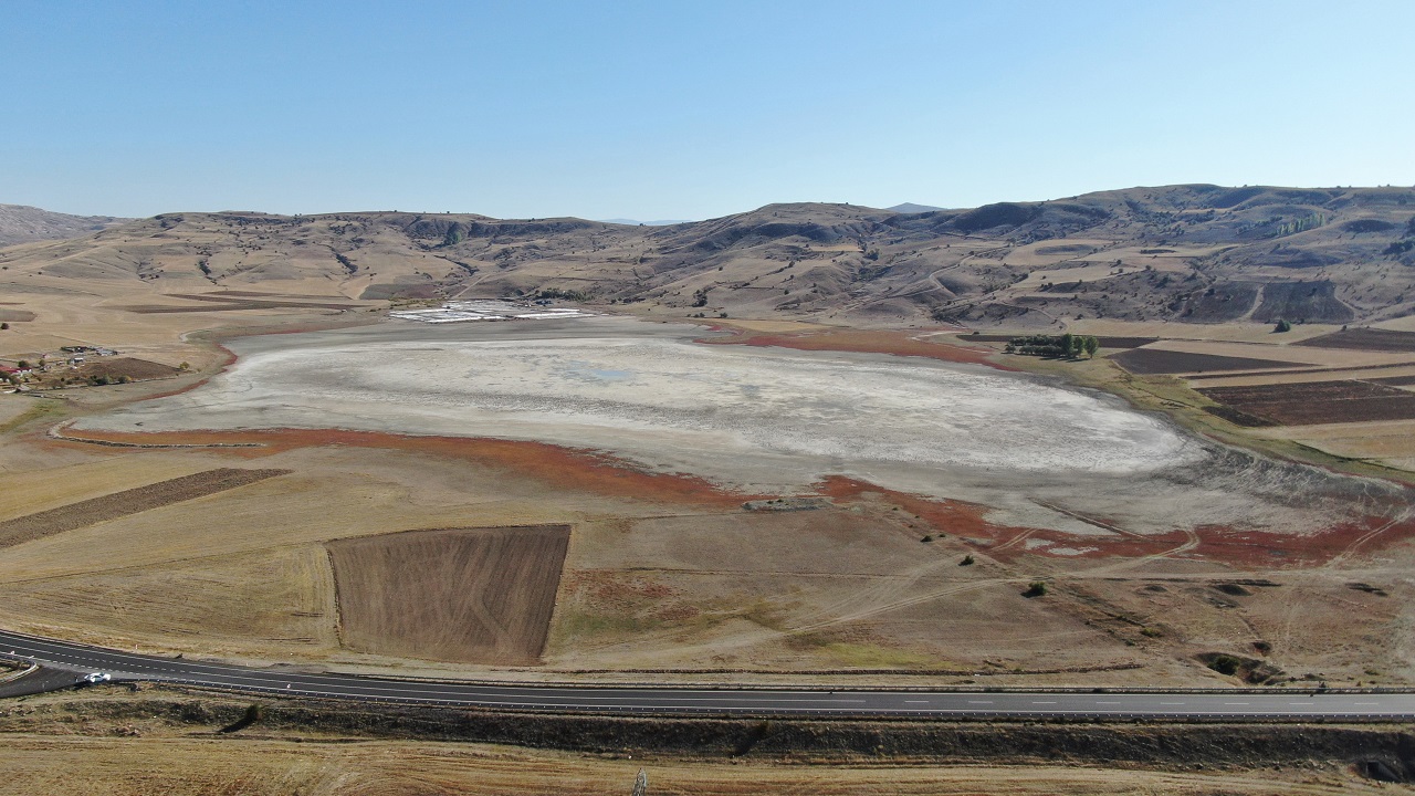 Foto - Kuşlara ev sahipliği yapıyordu! Bu gölde bir damla su kalmadı