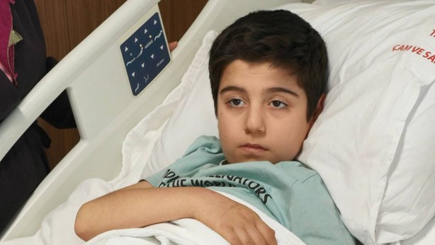 Kusma şikayetiyle getirilen çocuğu gören doktorların panikten eli ayağı birbirine dolandı! Bağırsaklarından çıkanlar doktorları bile şaşkına çevirdi