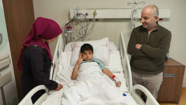 Foto - Kusma şikayetiyle getirilen çocuğu gören doktorların panikten eli ayağı birbirine dolandı! Bağırsaklarından çıkanlar doktorları bile şaşkına çevirdi