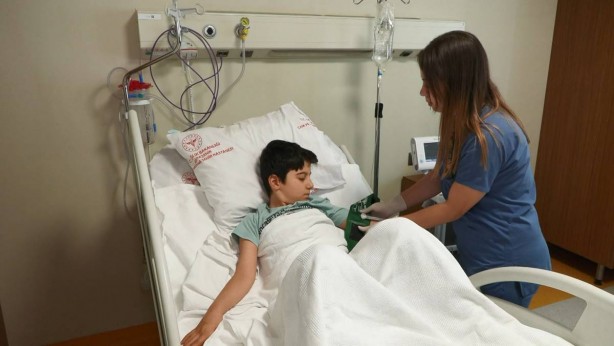 Foto - Kusma şikayetiyle getirilen çocuğu gören doktorların panikten eli ayağı birbirine dolandı! Bağırsaklarından çıkanlar doktorları bile şaşkına çevirdi