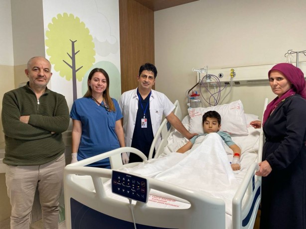 Foto - Kusma şikayetiyle getirilen çocuğu gören doktorların panikten eli ayağı birbirine dolandı! Bağırsaklarından çıkanlar doktorları bile şaşkına çevirdi