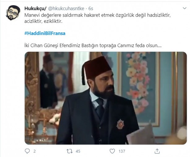 Foto - Küstah Macron'dan Peygamberimiz'e hakarete destek! Ey kafirler yenileceksiniz ve Cehennem'e sürüleceksiniz!