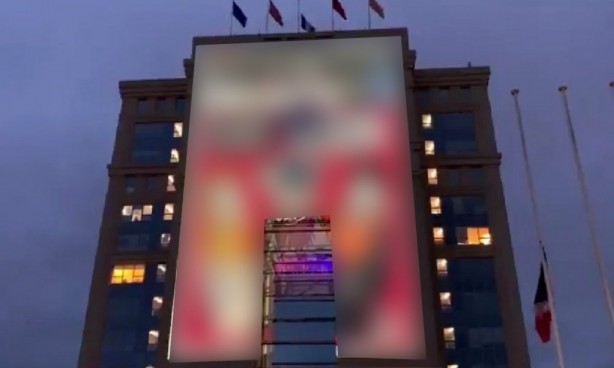 Foto - Küstah Macron'dan Peygamberimiz'e hakarete destek! Ey kafirler yenileceksiniz ve Cehennem'e sürüleceksiniz!