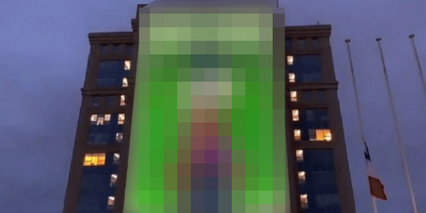 Foto - Küstah Macron'dan Peygamberimiz'e hakarete destek! Ey kafirler yenileceksiniz ve Cehennem'e sürüleceksiniz!