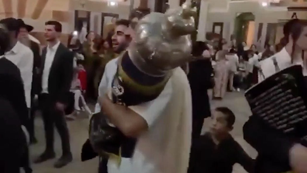 Foto - Küstah provokasyon anbean kaydedildi! Ayakkabılarıyla camiyi basıp göbek attılar