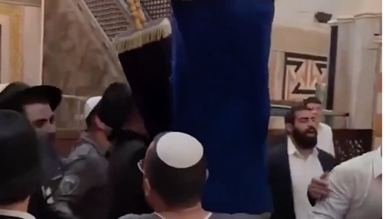 Foto - Küstah provokasyon anbean kaydedildi! Ayakkabılarıyla camiyi basıp göbek attılar