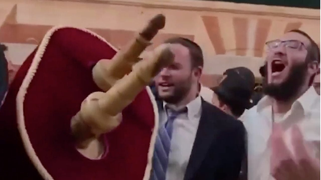 Foto - Küstah provokasyon anbean kaydedildi! Ayakkabılarıyla camiyi basıp göbek attılar