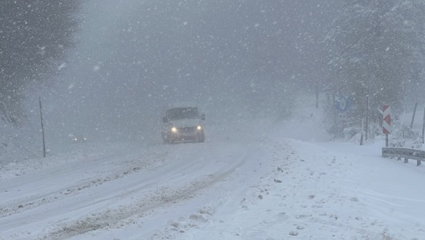 Foto - Kütahya-Bursa kara yolunun Domaniç Dağı geçişinde kar yağışı