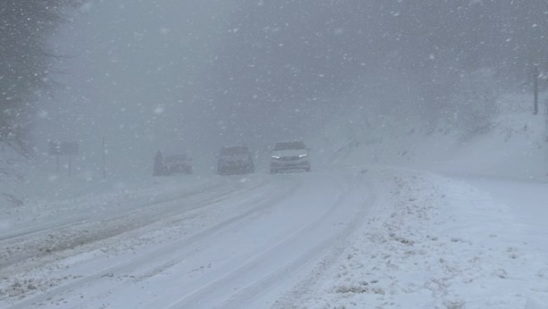 Kütahya-Bursa kara yolunun Domaniç Dağı geçişinde kar yağışı