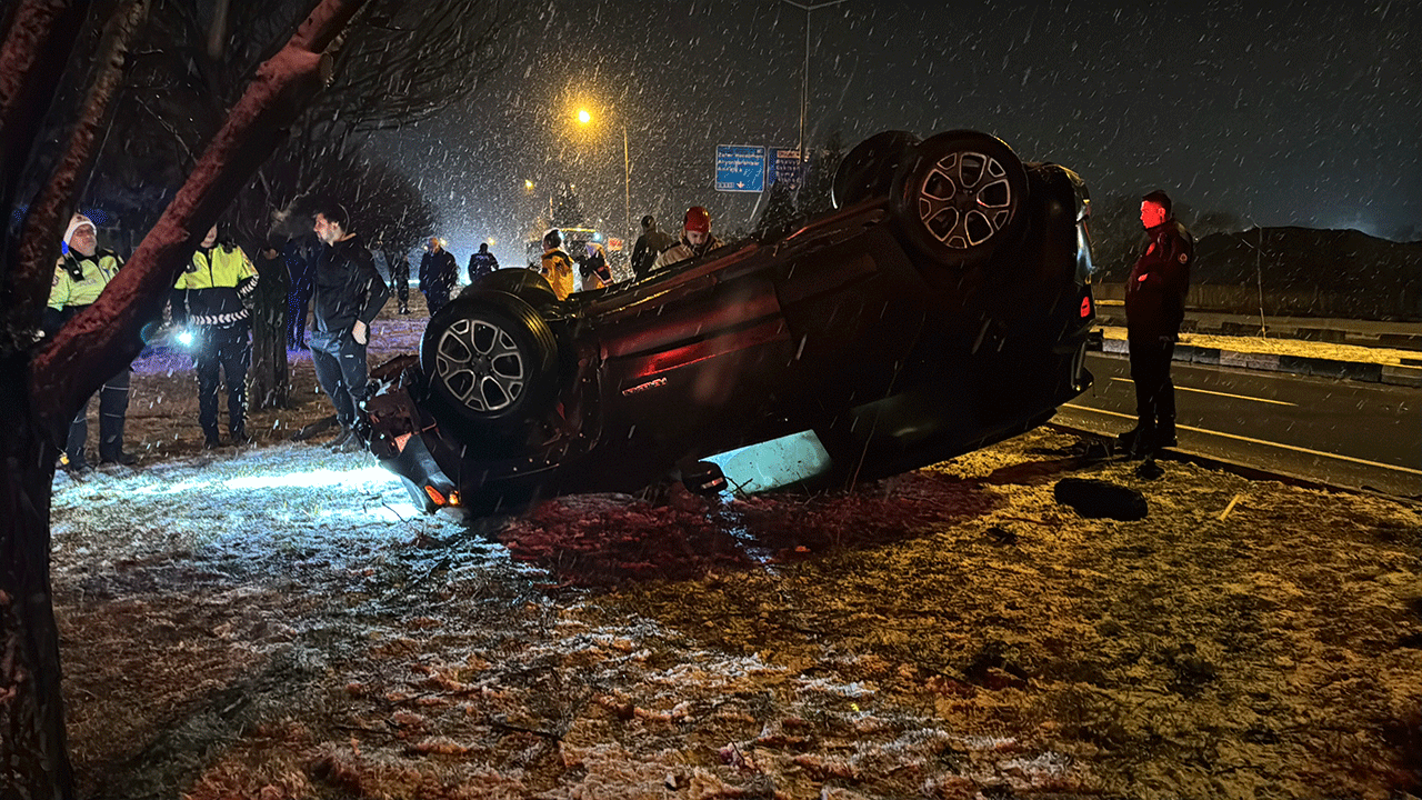 Kütahya’da korku kavşağı! Yarım saat arayla aynı noktada iki otomobil takla attı!