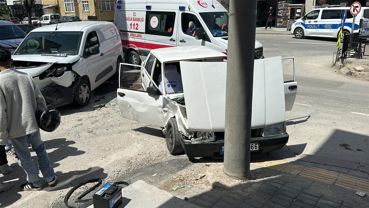 Kütahya'da ortalık savaş alanına döndü, ehliyetsiz sürücünün yol açtığı feci kaza pahalıya patladı!