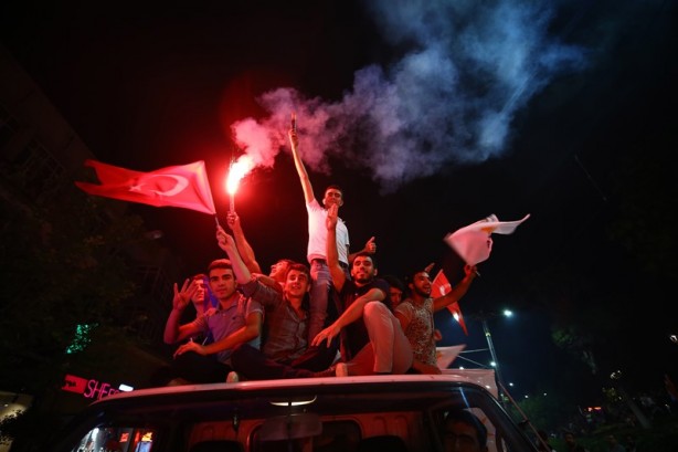 Foto - Kutlamalar başladı! Halk sokaklara döküldü