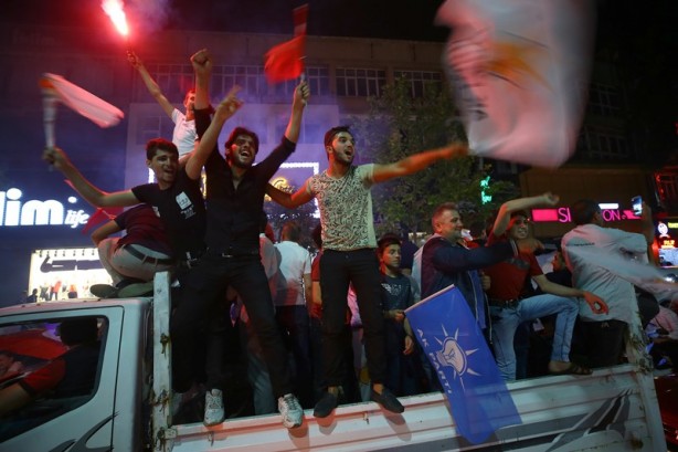 Kutlamalar başladı! Halk sokaklara döküldü