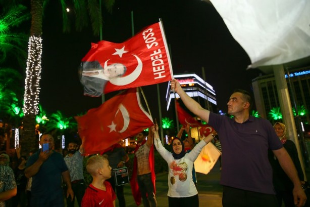 Foto - Kutlamalar başladı! Halk sokaklara döküldü