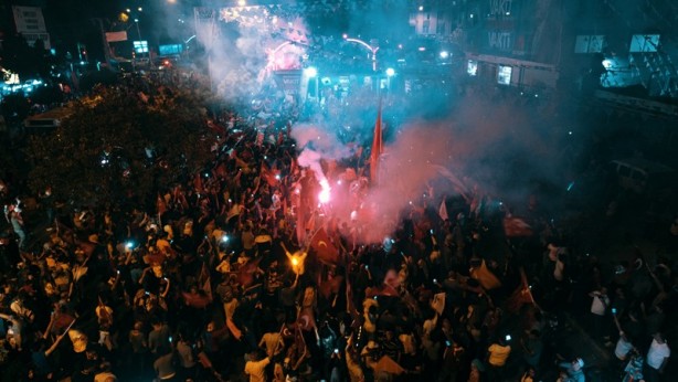 Foto - Kutlamalar başladı! Halk sokaklara döküldü