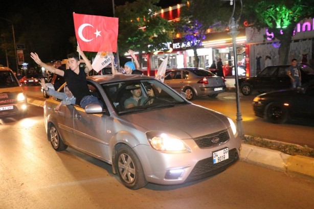 Foto - Kutlamalar başladı! Halk sokaklara döküldü