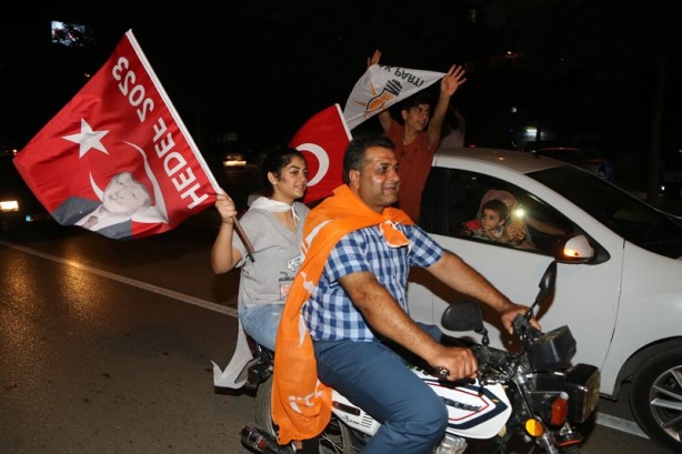 Foto - Kutlamalar başladı! Halk sokaklara döküldü