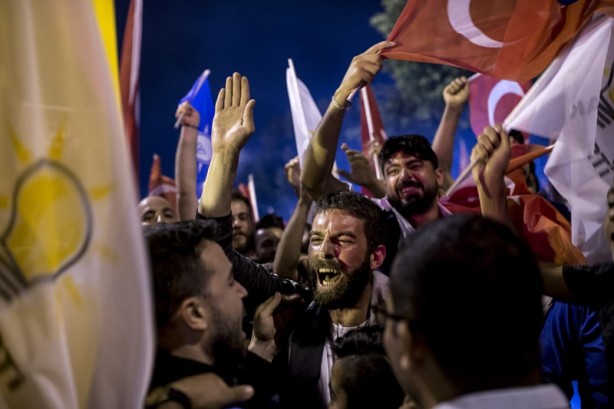 Foto - Kutlamalar başladı! Halk sokaklara döküldü