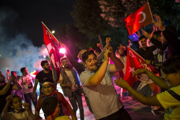 Foto - Kutlamalar başladı! Halk sokaklara döküldü