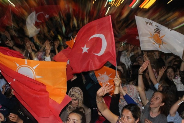 Foto - Kutlamalar başladı! Halk sokaklara döküldü