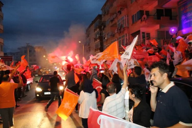 Foto - Kutlamalar başladı! Halk sokaklara döküldü