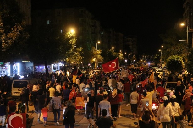Foto - Kutlamalar başladı! Halk sokaklara döküldü