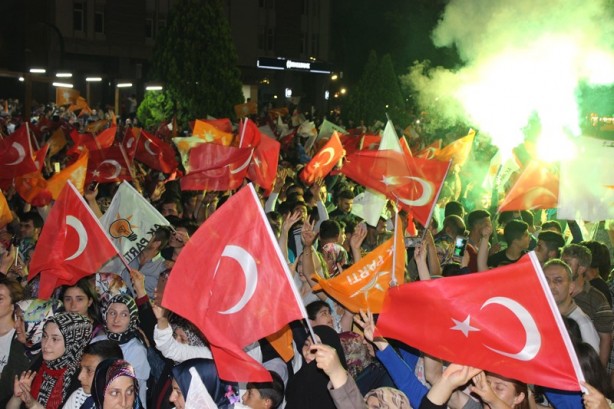 Foto - Kutlamalar başladı! Halk sokaklara döküldü