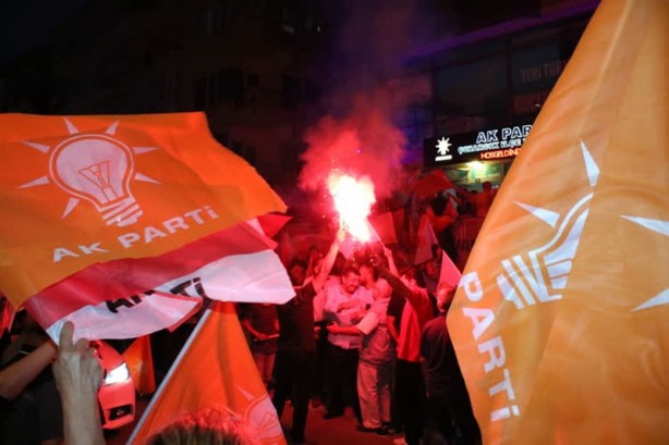 Foto - Kutlamalar başladı! Halk sokaklara döküldü