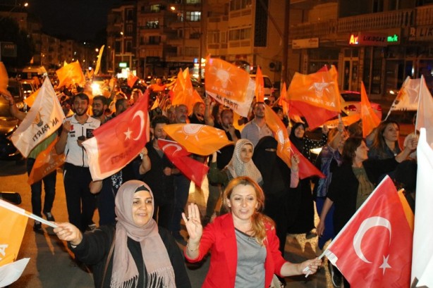 Foto - Kutlamalar başladı! Halk sokaklara döküldü