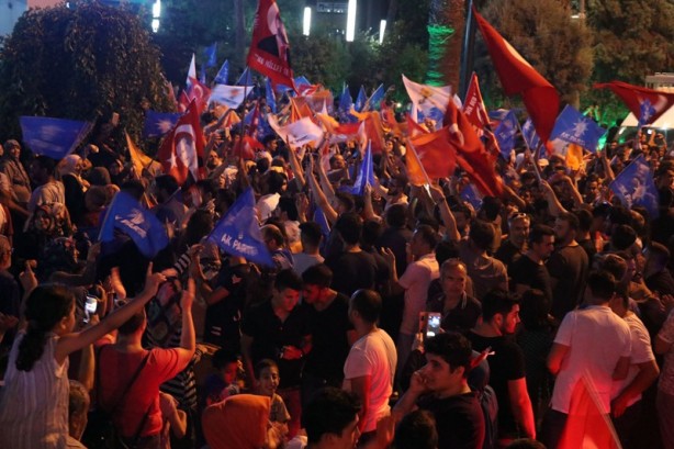 Foto - Kutlamalar başladı! Halk sokaklara döküldü