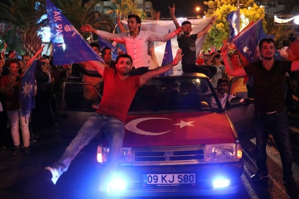 Foto - Kutlamalar başladı! Halk sokaklara döküldü