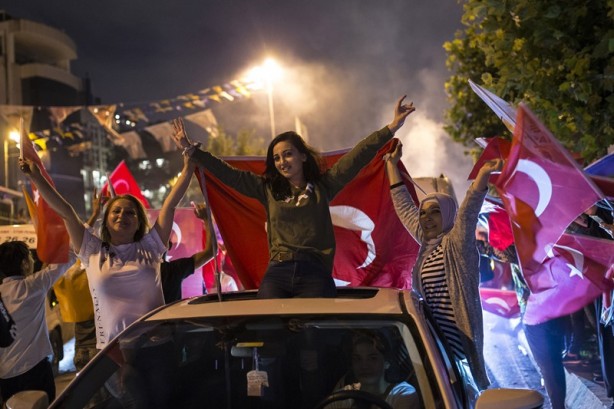 Foto - Kutlamalar başladı! Halk sokaklara döküldü