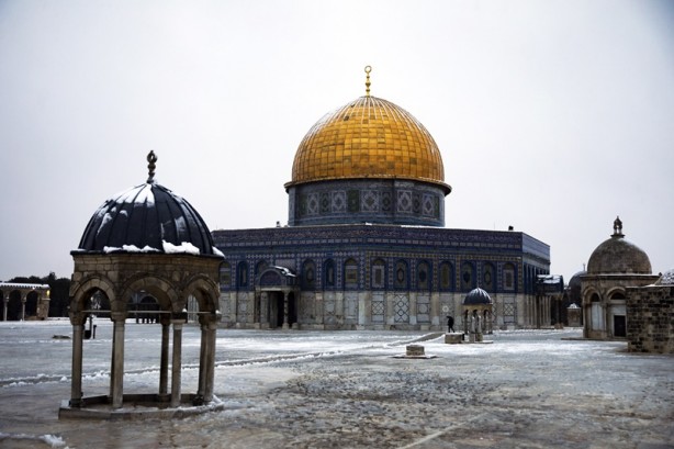 Kutsal şehir Kudüs'e mevsimin ilk karı düştü