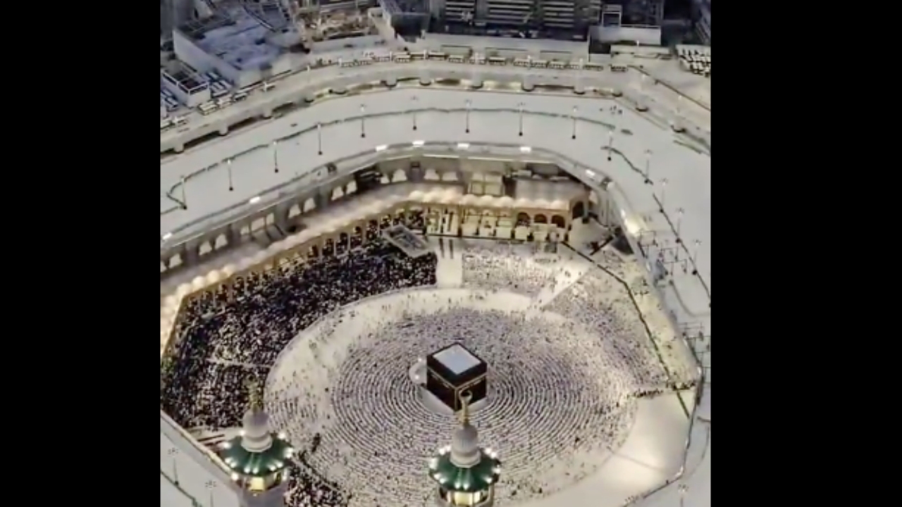 Kutsal topraklardaki o akşam namazı büyük tepki çekti! Kamera Kabe’yi gösterince...