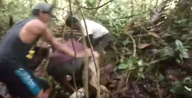 Foto - Kütüğe bastığını sanan adamın altından 8 metrelik devasa piton çıktı