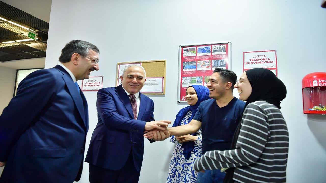 Kütüphanede sürpriz buluşma! Cevdet Yılmaz'dan ziyaret