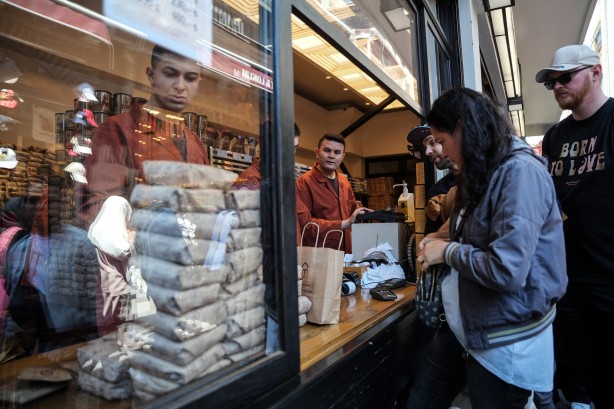 Foto - Kuyruklar sokaklara taştı! Zam geldikçe almak için sıraya giriyorlar