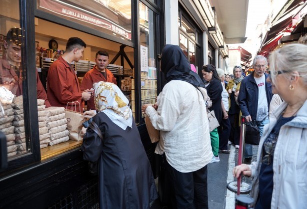 Foto - Kuyruklar sokaklara taştı! Zam geldikçe almak için sıraya giriyorlar
