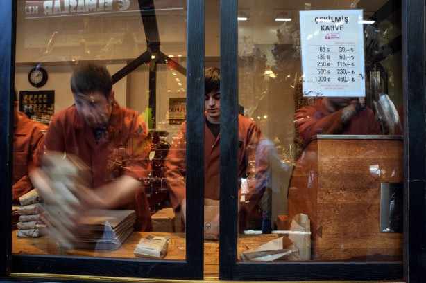 Kuyruklar sokaklara taştı! Zam geldikçe almak için sıraya giriyorlar