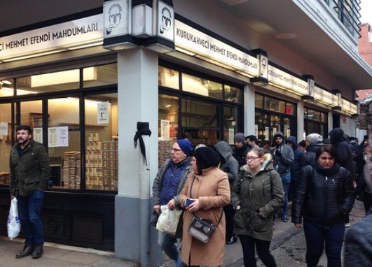 Foto - Kuyruklar sokaklara taştı! Zam geldikçe almak için sıraya giriyorlar