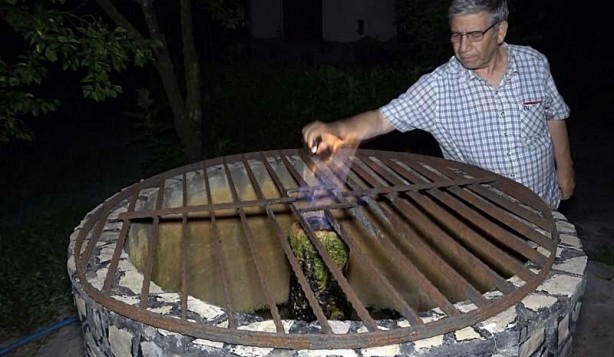 Foto - Kuyudan çıkan su alev alev yanıyor! Görenler şaşkın...