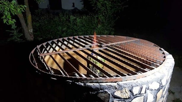 Kuyudan çıkan su alev alev yanıyor! Görenler şaşkın...