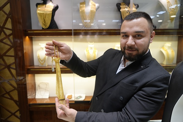 Foto - Kuyumcuda gören şaşkına döndü! Ekonomisi bitik dedikleri Türkiye’de üretiliyor