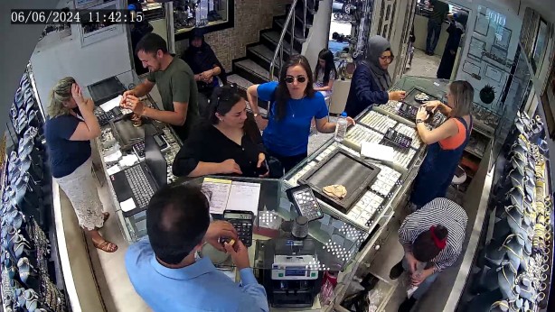 Foto - Kuyumcuda incelediği 300 bin liralık bilezikleri bir anda alıp kaçtı