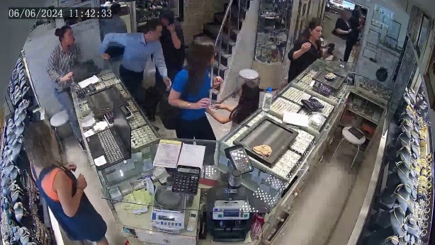 Foto - Kuyumcuda incelediği 300 bin liralık bilezikleri bir anda alıp kaçtı