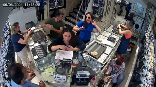 Foto - Kuyumcuda incelediği 300 bin liralık bilezikleri bir anda alıp kaçtı