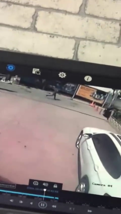 Kuyumcuda incelediği 300 bin liralık bilezikleri bir anda alıp kaçtı